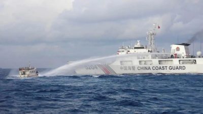 Китайцы обстреляли корабль с главой филиппинских вооружённых сил из водомётов