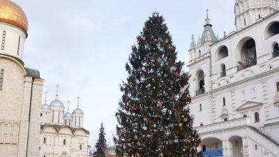 Главную ёлку России нарядили на Соборной площади Кремля