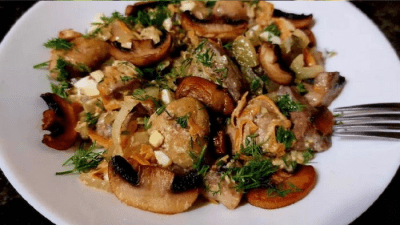 Сытно и вкусно: салат с печенью и жареными грибами