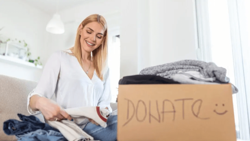 Пожертвуйте одежду, которая вам больше не подходит. (Photoroyalty/Shutterstock) | Epoch Times Россия