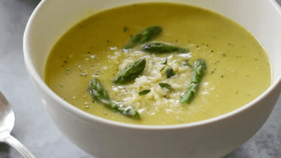 Суп из спаржи с лимоном и пармезаном