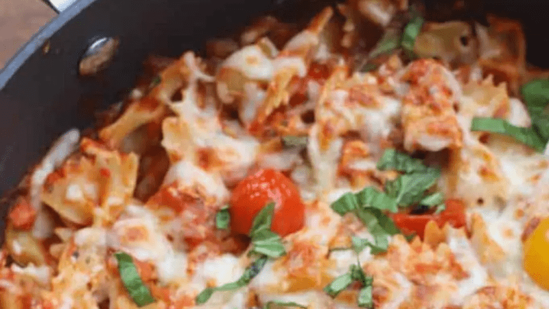 Куриная паста с моцареллой и жареными помидорами Этот ужин лёгкий и вкусный. (Courtesy of Lauren Allen)