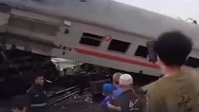 Не менее четырёх человек погибли при столкновении поездов в Индонезии