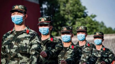 Китайским военным могут сократить зарплаты на фоне экономического спада, сообщают источники