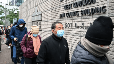 Представители СМИ слетаются на драму, демократия сталкивается с очень реальной угрозой