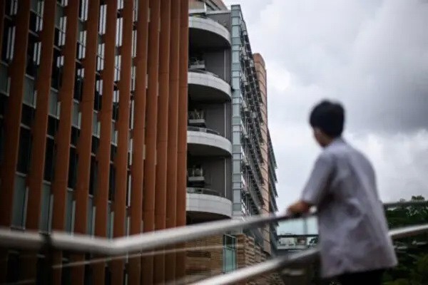 Восемнадцатилетний старшеклассник, пострадавший в ходе движения против экстрадиции в 2019 году, стоял у университета в Гонконге 2 июня 2020 года. (Anthony Wallace/AFP/Getty Images) Гонконг установил рекорд текучести учительских кадров