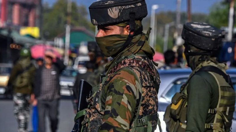 Пакистано-китайская ось стоит за новыми террористическими атаками в индийском регионе Кашмир Сотрудники службы безопасности стоят на страже вдоль улицы в Сринагаре после убийства двух военнослужащих в столкновении с предполагаемыми боевиками в пакистанском районе Пунч 15 октября 2021 года. (Tauseef Mustafa/AFP via Getty Images)
| Epoch Times Россия