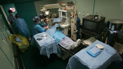 Китайский врач 3 раза ударил пожилую пациентку во время операции на глазах