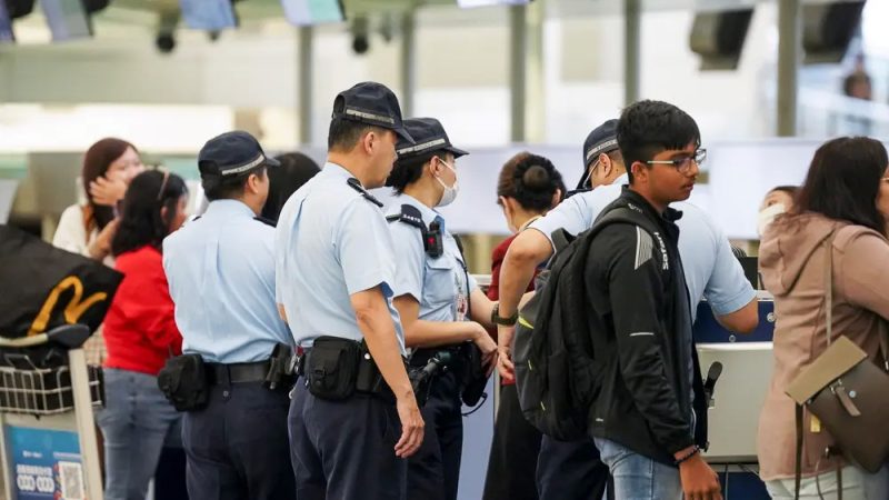 Полиция допрашивает пассажира в зале вылета международного аэропорта Гонконга 5 апреля 2023 года. (Adrain Yu/The Epoch Times)
 | Epoch Times Россия