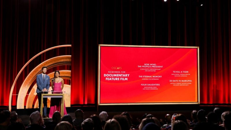 Номинанты на «Оскар-2024»: «Оппенгеймер» получил 13 номинаций Джек Куэйд и Зази Битц представляют номинантов на лучший документальный художественный фильм на 96-й церемонии объявления номинаций на премию «Оскар» в театре Сэмюэля Голдвина 23 января 2024 года в Беверли-Хиллз, Калифорния. (Photo by Kevin Winter/Getty Images)
| Epoch Times Россия