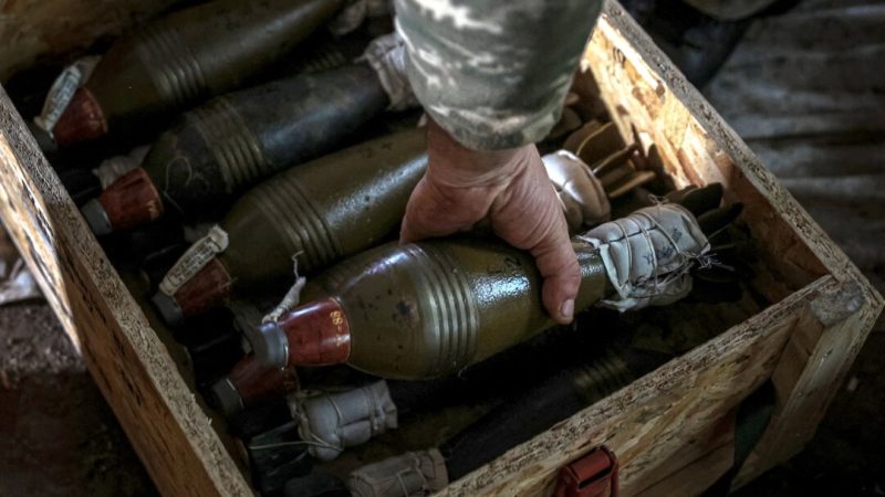Украина сообщила о краже ещё $40 млн, выделенных на закупку оружия Украинский солдат готовит миномётные снаряды на позиции вдоль линии фронта в Донецкой области 26 сентября 2022 года. (Anatolii Stepanov/AFP via Getty Images)
| Epoch Times Россия
