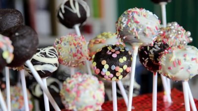 Врач рассказала, почему не стоит злоупотреблять конфетами в новогодние праздники