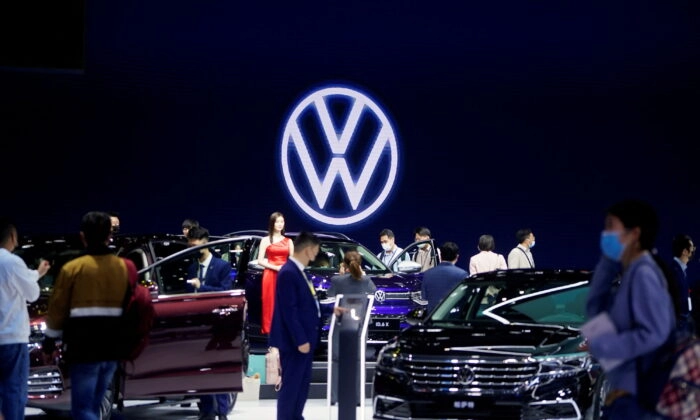 Люди посещают стенд Volkswagen во время дня прессы на выставке Auto Shanghai в Шанхае, Китай, 19 апреля 2021 года. (Aly Song/File Photo /Reuters)
 | Epoch Times Россия