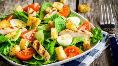 О знаменитом салате «Цезарь» — ритуал приготовления и его современные версии