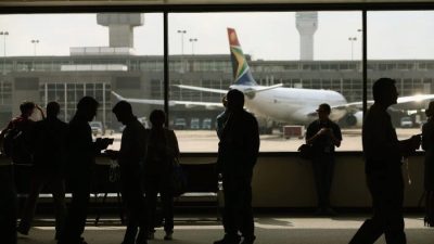 Аэропорты попросили Минтранс не запрещать встречающим и провожающим находиться в терминалах