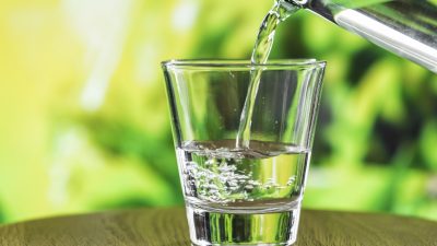 Роспотребнадзор приостановил продажу популярной минеральной воды после смерти покупателя