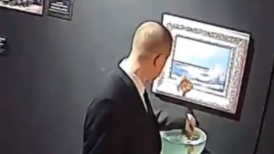 Охранник съел главного персонажа арт-объекта на выставке в Москве