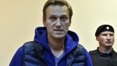Сторонники Навального требуют выдать его тело семье