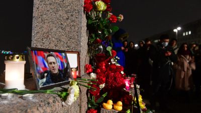 В России задержания у стихийных мемориалов Навального продолжаются два дня