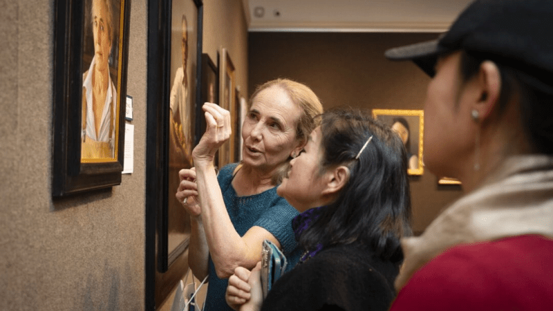 Алессандра Марруччи получила награду за выдающуюся технику в картине «Автопортрет с жемчужной серёжкой» на VI Международном конкурсе фигурной живописи NTD 18 января 2024 года в клубе Salmagundi в Нью-Йорке. (Samira Bouaou/The Epoch Times) | Epoch Times Россия