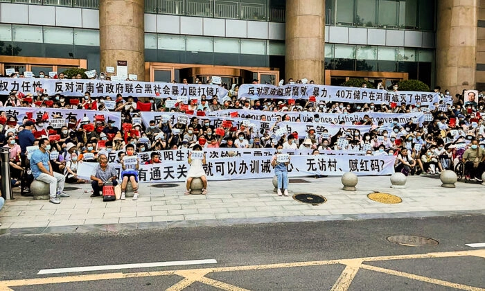 Китай объединяет мелкие банки с крупными на фоне надвигающегося финансового кризиса Протестующие у входа в отделение Центрального банка Китая в Чжэнчжоу в провинции Хэнань 10 июля 2022 года. 4 сельских банка запретили клиентам снимать наличные с апреля 2022 года. (Yang/AP Photo)
| Epoch Times Россия