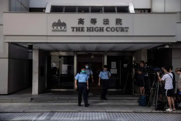 Сотрудники полиции патрулируют Высокий суд Гонконга 28 июля 2023 года. (Isaac Lawrence/AFP via Getty Images) Экономический спад в Китае угрожает статусу Гонконга как глобального финансового центра