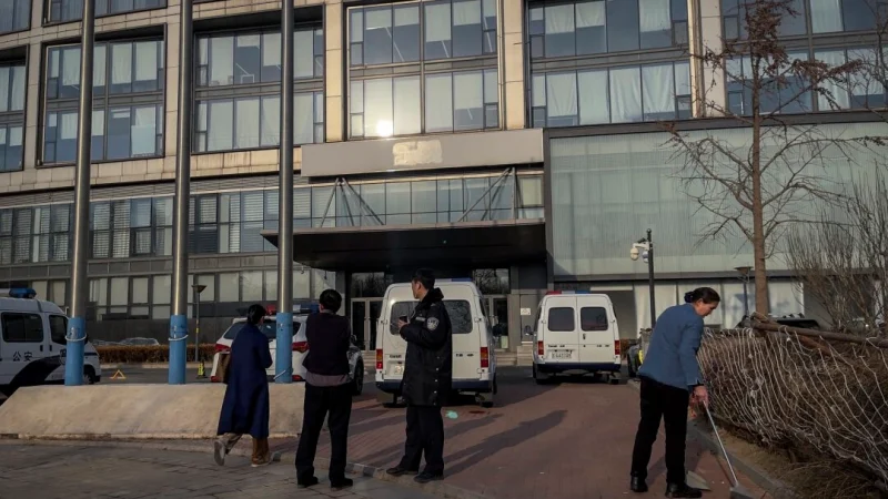 Беспорядки в китайском секторе недвижимости напоминают кризис 2008 года У штаб-квартиры компании Zhongzhi Enterprise Group Co. в Пекине, 8 января 2024 года. (Andy Wong/AP Photo) | Epoch Times Россия