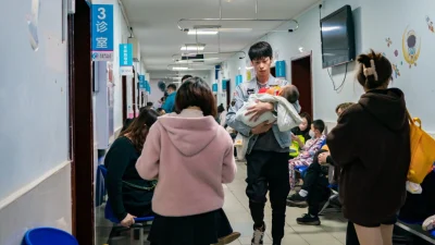 Из-за вспышки пневмонии больницы Китая переполнены, увеличились случаи внезапной смерти