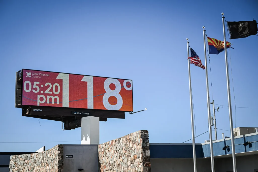 Рекламный щит показывает температуру 118 градусов по Фаренгейту (47 °C) во время рекордной жары в Фениксе 18 июля 2023 года. (Patrick T. Fallon/AFP via Getty Images)