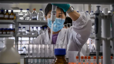 Внезапная остановка сердца у молодой китаянки вновь вызвала дискуссию о безопасности вакцин