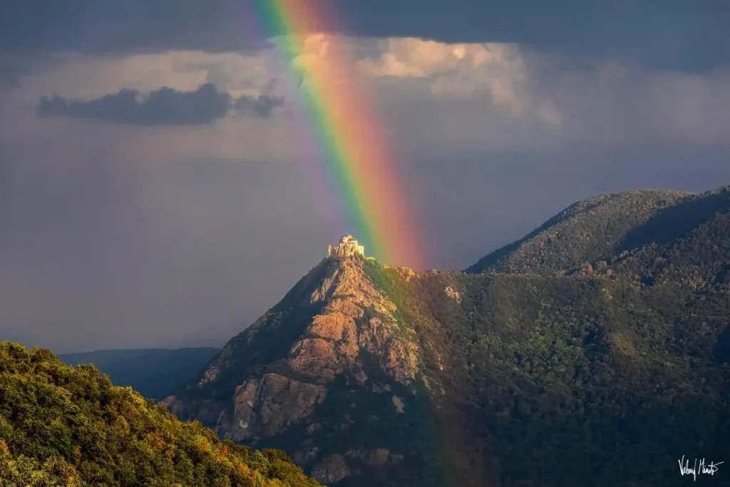 Фотография собора, горы и луны будто сделана в фантастическом мире