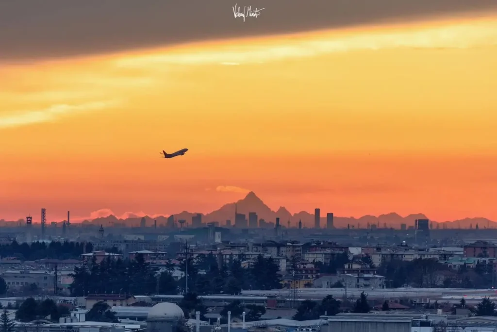 Фотография собора, горы и луны будто сделана в фантастическом мире