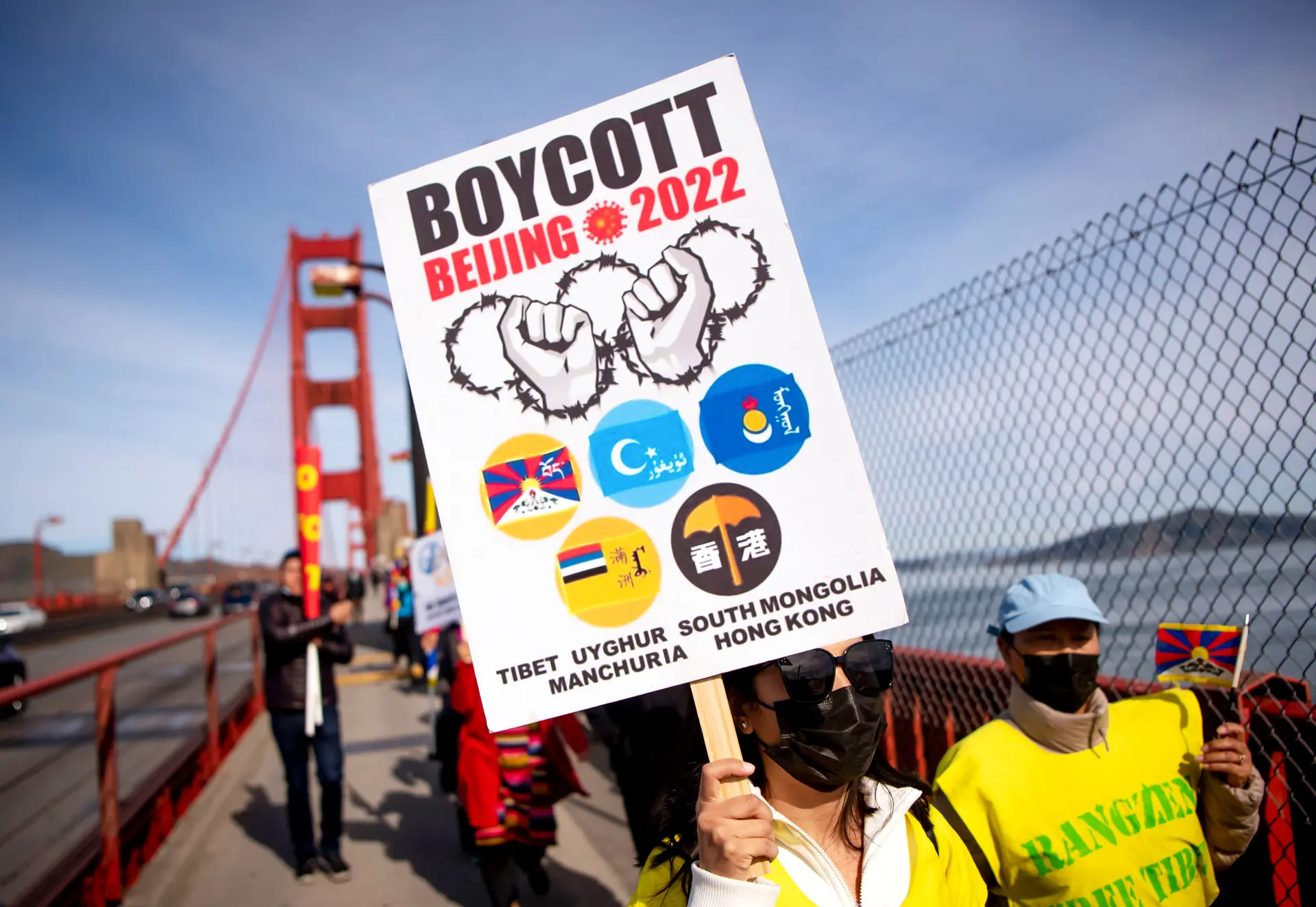 Протестующие выступают против многочисленных нарушений прав человека Китаем и призывают к бойкоту зимних Олимпийских игр 2022 года в Пекине. (Josh Edelson/AFP via Getty Images) «Вам не избежать его когтей»: длинная рука Пекина нацелена на студентов