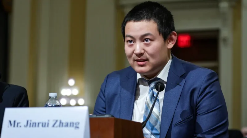 Чжан Цзюньжуй, студент юридического факультета Джорджтаунского университета, даёт показания во время слушаний в Палате представителей по теме «Транснациональные репрессии: усилия компартии заставить замолчать и принуждать критиков за рубежом», Вашингтон, 13 декабря 2023 года. (Alex Wong/Getty Images) «Вам не избежать его когтей»: длинная рука Пекина нацелена на студентов