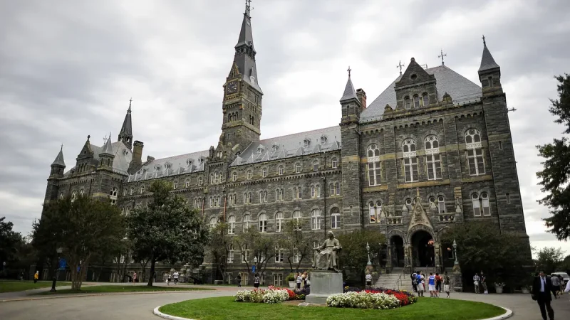 Хили-Холл, флагманское здание главного кампуса Джорджтаунского университета в Вашингтоне, 30 сентября 2011 г. (Mladen Antonov/AFP via Getty Images) «Вам не избежать его когтей»: длинная рука Пекина нацелена на студентов