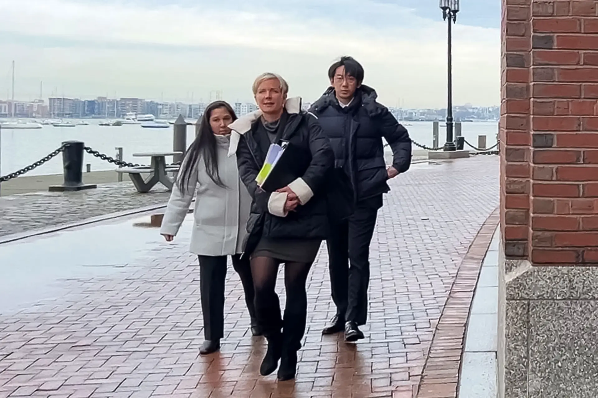 У Сяо Лэй (справа) и его адвокаты покидают окружной суд США в округе Массачусетс в Бостоне 25 января 2024 г. Слушание по вынесению приговора У назначено на апрель. (Learner Liu/The Epoch Times) «Вам не избежать его когтей»: длинная рука Пекина нацелена на студентов