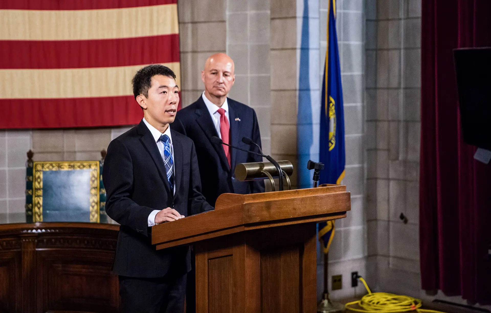 (Слева) Ван Цзянхао, бежавший от преследования в Китае, выступает в Капитолии в Линкольне, штат Небраска, 24 июня 2021 года. (Petr Svab/The Epoch Times). «Вам не избежать его когтей»: длинная рука Пекина нацелена на студентов