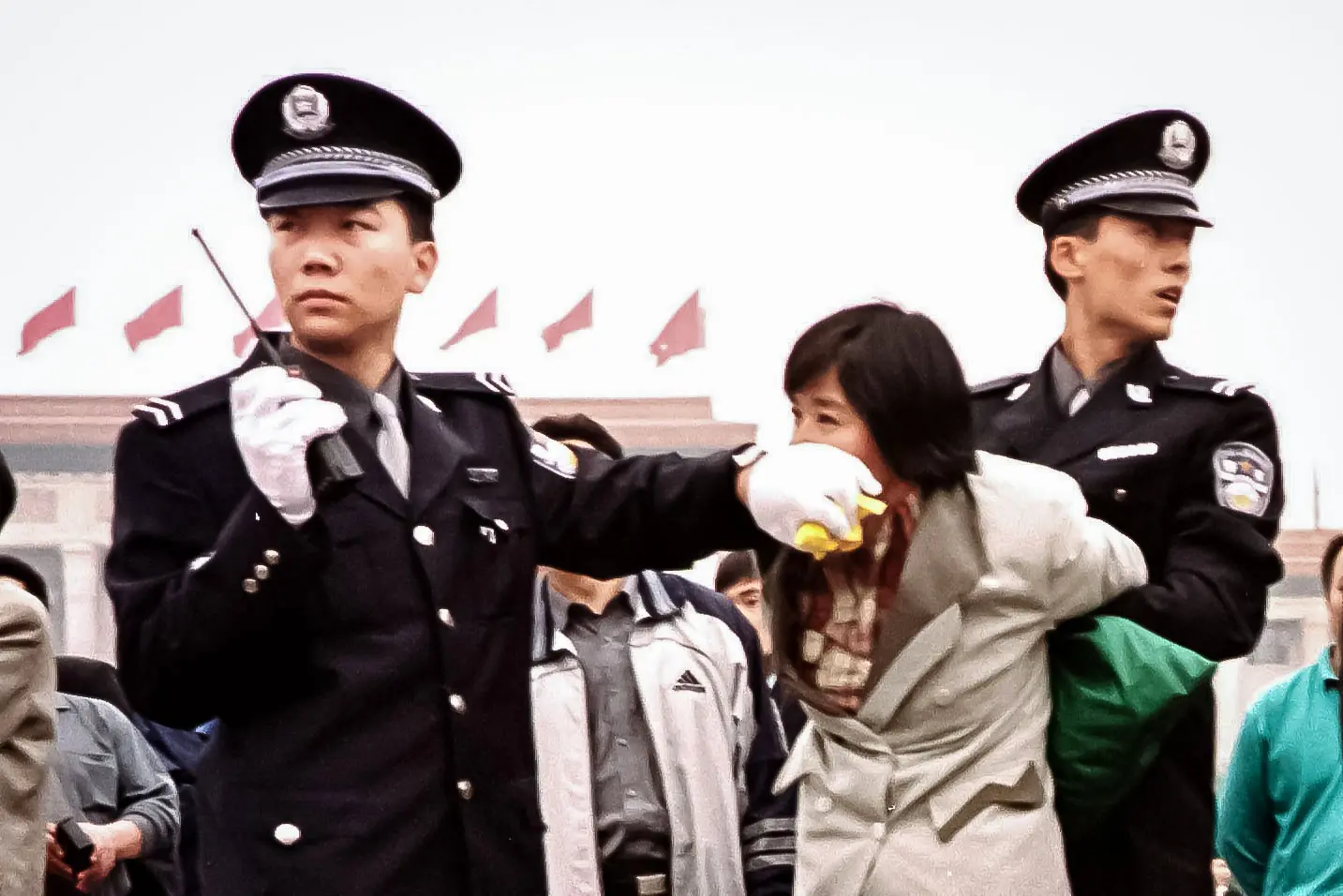 Полицейские арестовывают практикующего Фалуньгун на площади Тяньаньмэнь в Пекине 10 января 2000 года. (Chien-Min Chung/AP Photo) «Вам не избежать его когтей»: длинная рука Пекина нацелена на студентов