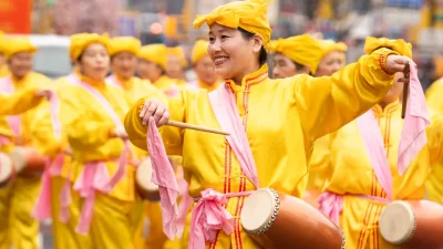 Практикующие Фалуньгун отпраздновали Лунный Новый год на городском параде во Флашинге