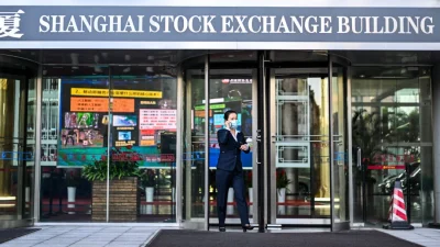 Пекин пытается спасти фондовый рынок, запрещая продавать акции