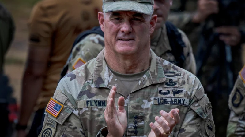 Тихоокеанская армия США начинает «Китайский путь войны» Командующий Тихоокеанской армией США генерал Чарльз Флинн хлопает в ладоши во время совместных военных учений США и Филиппин «Баликатан», или «плечом к плечу», в Форт-Магсайсай в Нуэва-Эсиха, Филиппины, 13 апреля 2023 года. (Ezra Acayan/Getty Images)
| Epoch Times Россия