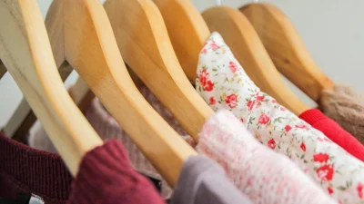 Эти вещи стоит убрать из шкафа, чтобы в гардеробе не было хаоса