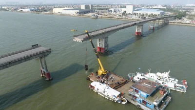 Пять человек погибли, когда баржа врезалась в мост возле Гуанчжоу