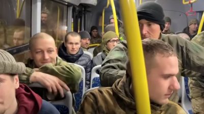 100 российских бойцов вернулись из украинского плена по обмену (видео)