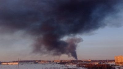 Атаки беспилотников: повреждено здание ФСБ, горит нефтезавод