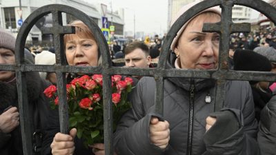Тысячи человек пришли проститься с Навальным*