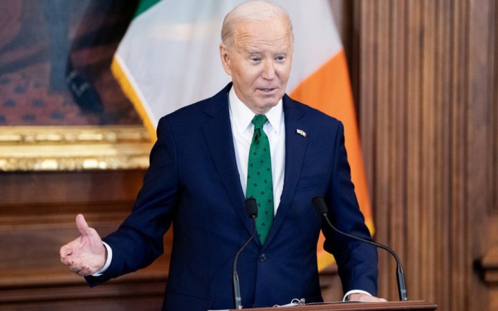 Робот звонил американцам и голосом Джо Байдена советовал не голосовать на праймериз Джо Байден на торжественном ужине Friends of Ireland по случаю Дня святого Патрика. (Getty Images) | Epoch Times Россия