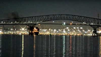 В США обрушился мост с автомобилями. В него врезалось грузовое судно (видео)