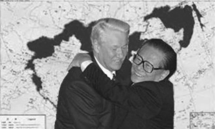 Тогдашний президент РФ Борис Ельцин и тогдашний председатель КНР Цзян Цзэминь обнимают друг друга после совместной пресс-конференции в Большом зале Народного собрания Пекина, 10 ноября 1997 года. (Greg Baker/AP Photo)
 | Epoch Times Россия