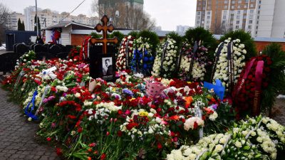 Прощание с Навальным* не закончилось. Люди продолжают нести цветы